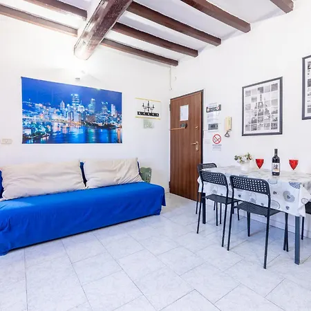 Guesthost - Cozy Near Lanfranchi Stadium アパート