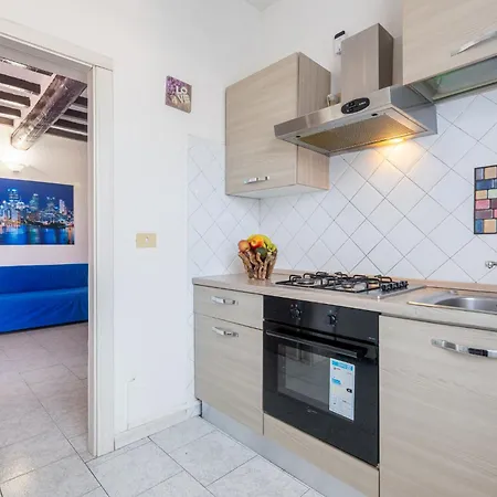 Guesthost - Cozy Near Lanfranchi Stadium アパート *