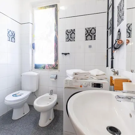 Guesthost - Cozy Near Lanfranchi Stadium アパート *