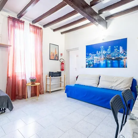 Guesthost - Cozy Near Lanfranchi Stadium アパート *