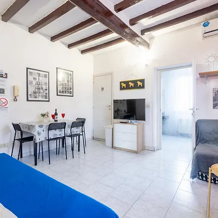 Guesthost - Cozy Near Lanfranchi Stadium アパート *